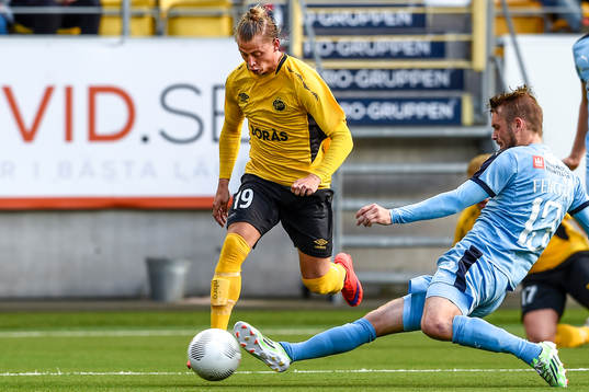 Randers Mads Fenger bryter boll från Elfsborgs Simon