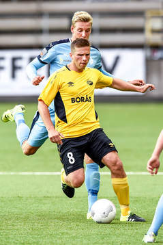 Elfsborgs Anders Svensson jagad av Randers Nicolai