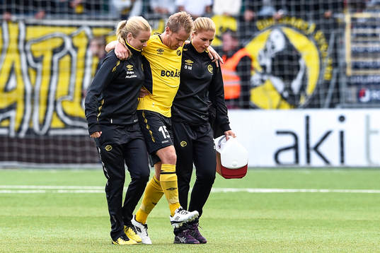 Elfsborgs Andreas Klarström  får hjälp av planen