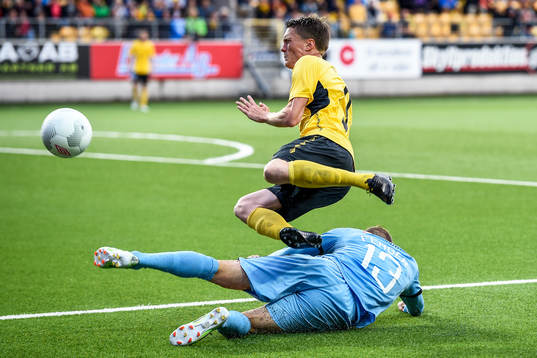 Randers Mads Fenger bryter bollen för Elfsborgs Lasse