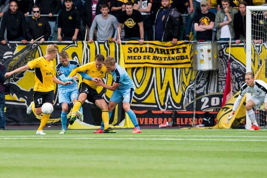 Kamp om bollen i Randers straffområde mellan Randers Mads