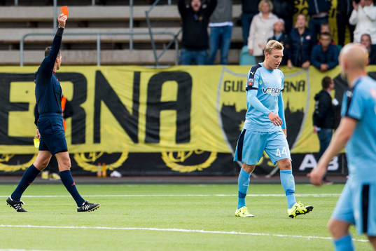 Domaren Andreas Pappas visar ut Randers Nicolai