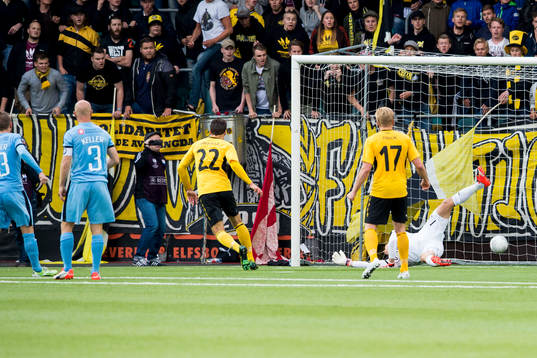 Randers målvakt Karl-Johan Johnsson släpper in 1-0 av