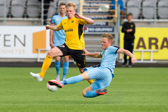 Randers Jeppe Tverskov bryter boll av Elfsborgs Per Frick