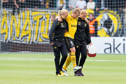 Elfsborgs Andreas Klarström hjälps av planen