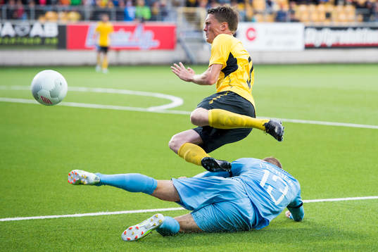 Randers Mads Fenger (liggande) bryter boll av Elfsborgs