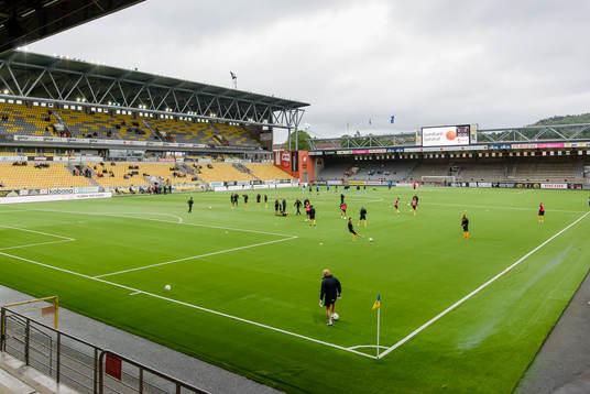 Lagen värmer upp på Borås Arena före fotbollsmatchen i