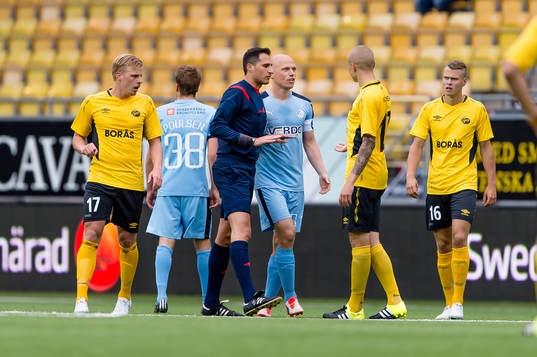 Domaren Andreas Pappas samtalar med Randers Christian T