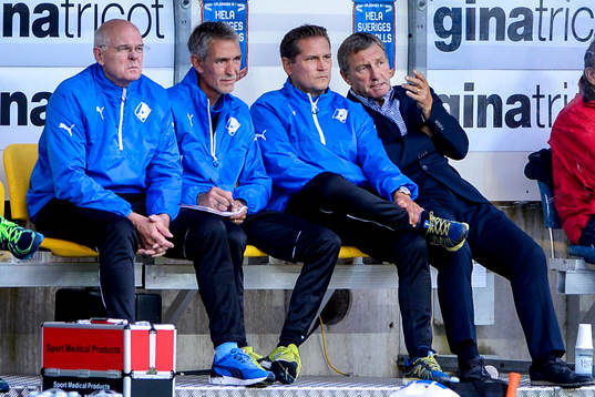 Randers tränare Colin Todd ,till höger, på bänken