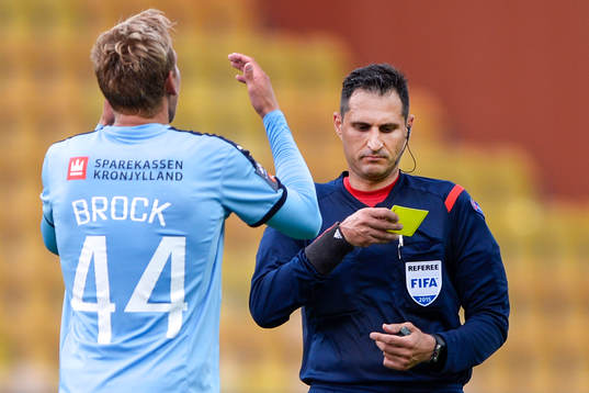 Randers Nicolai Brock-Madsen tilldelas sitt andra gula kort