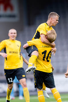 Elfsborgs Simon Lundevall jublar och blir omkramad av