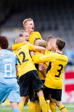 Elfsborgs Simon Lundevall jublar och blir omkramad av laget