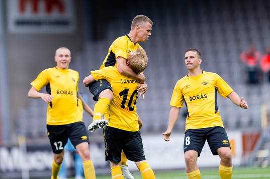 Elfsborgs Viktor Claesson omfamnar en jublande Simon