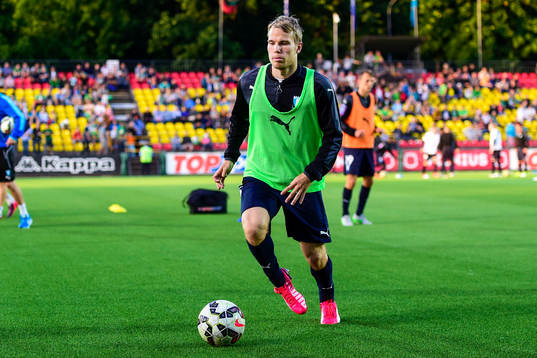 Malmö FFs Oscar Lewicki värmer upp före fotbollsmatchen