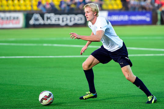 Malmö FFs Franz Brorsson värmer upp före fotbollsmatchen