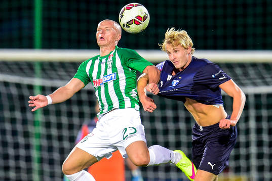 Zalgiris Darvydas Sernas och Malmö FFs Franz Brorsson i en
