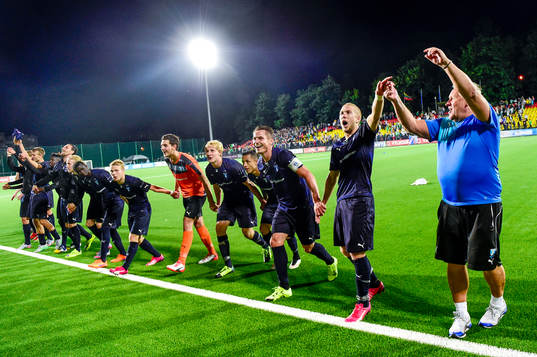 Malmö FFs spelare firar med fansen