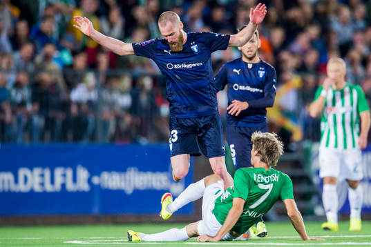 Malmö FFs Jo Inge Berget snubblar på Zalgiris Yuri Kendysh