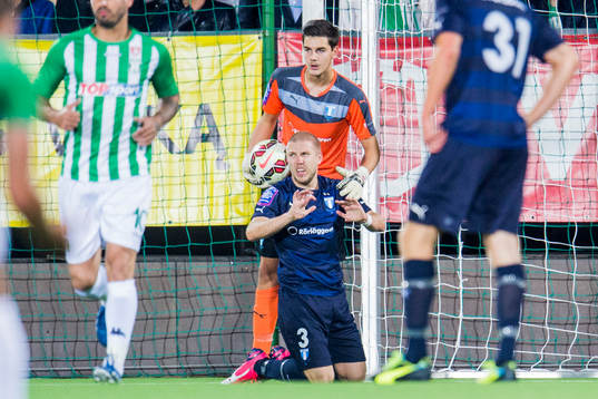 Malmö FFs Anton Tinnerholm får en klapp på axeln av
