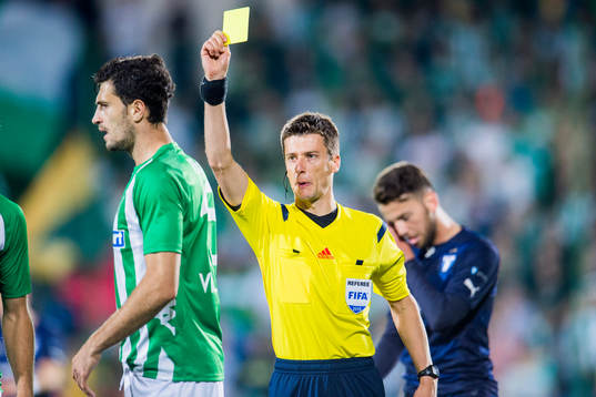Domare Benoit Bastien, Frankrike varnar en av Zalgiris