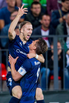 Malmö FFs Anton Tinnerholm hoppar upp i famnen på Markus