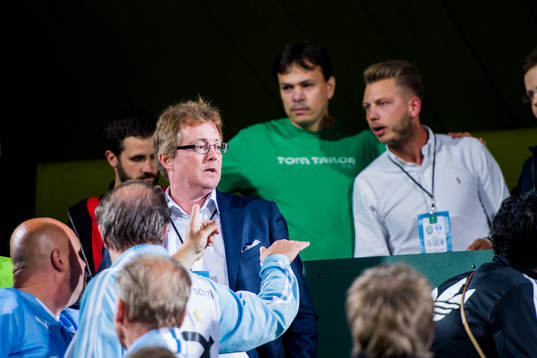 Malmö FFs evenemangsansvarige Patrik Jandelin i diskussion