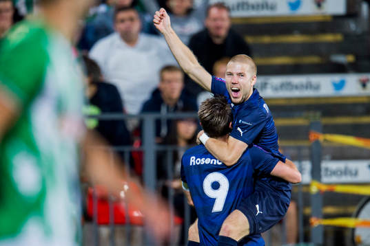 Malmö FFs Anton Tinnerholm hoppar upp i famnen på Markus