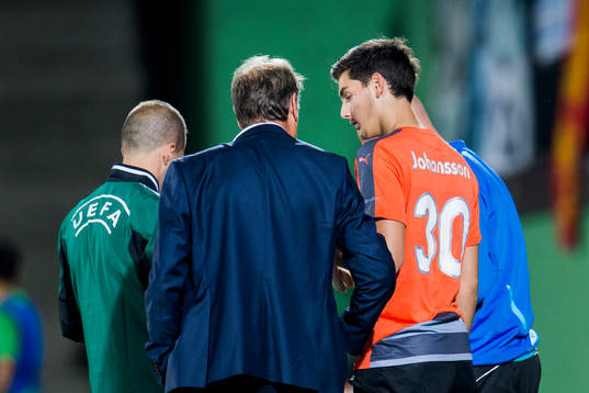 Malmö FFs tränare Åge Hareide ger målvakt Marko