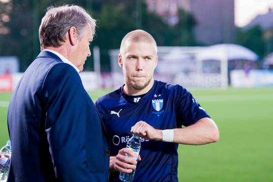 Malmö FFs Oscar Lewicki i samtal med tränare Åge Hareide