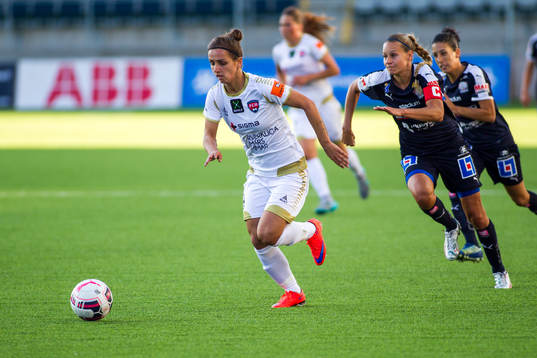 FC Rosengårds Natasa Andonova med bollen jagas av