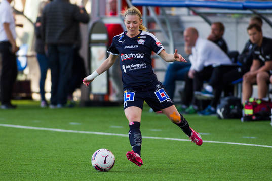 s Maja Krantz med bollen