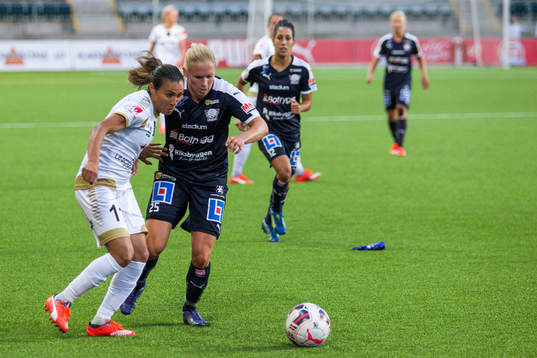 FC Rosengårds Marta Viera da Silva i duell om bollen med