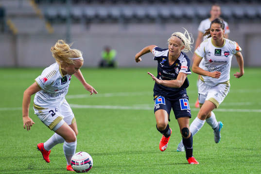 FC Rosengårds Ebba Wieder med bollen jagas av Linköping