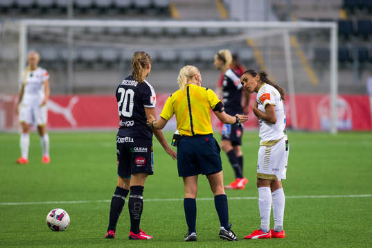 Domare Sara Persson samtalar med FC Rosengårds Marta Viera