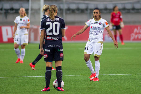 FC Rosengårds Marta Viera da Silva i diskussion med