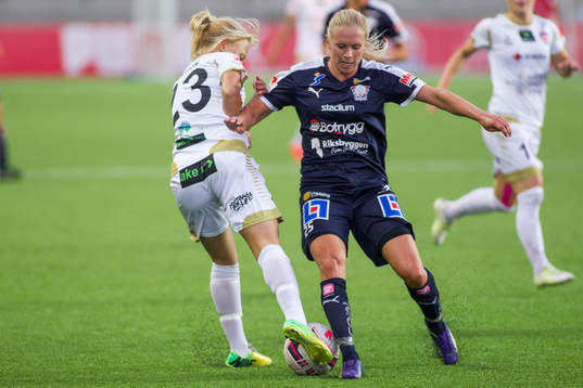 s Jonna Andersson i kamp om bollen