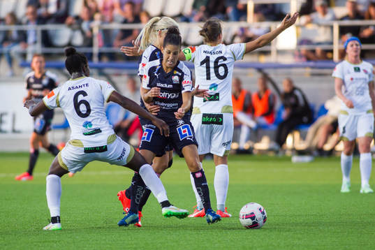 s Claudia Neto tar sig förbi FC Rosengårds Anita Asante