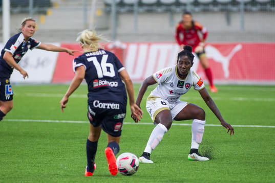 s Pernille Harder försöker nå Kristine Minde med en pass