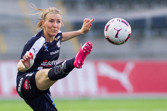 s Maja Krantz tar emot bollen