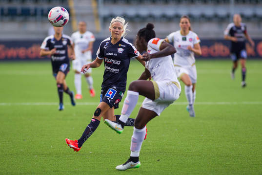 FC Rosengårds Anita Asante rensar undan bollen som