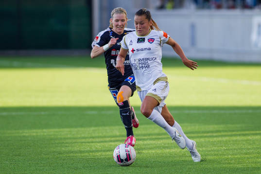 s Maja Krantz jagar FC Rosengårds Alexandra Riley med