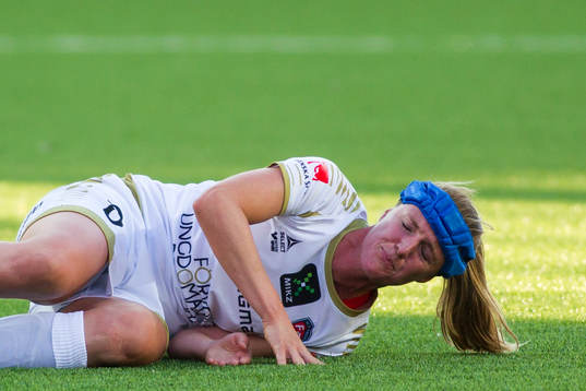 FC Rosengårds Kirsten Van De Ven grimaserar illa
