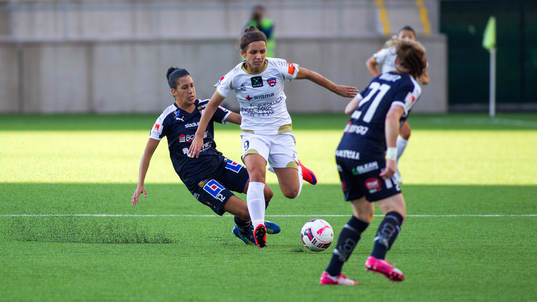 s Claudia Neto försöker glidtackla FC Rosengårds Natasa