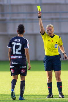 s Claudia Neto gult kort