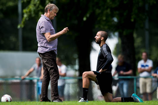 Malmö FFs tränare Åge Hareide pratar med Guillermo Molins