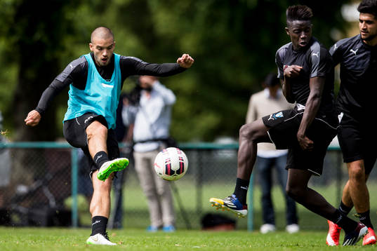 Malmö FFs Vladimir Rodic skjuter mot Pa Konate och Mahmut