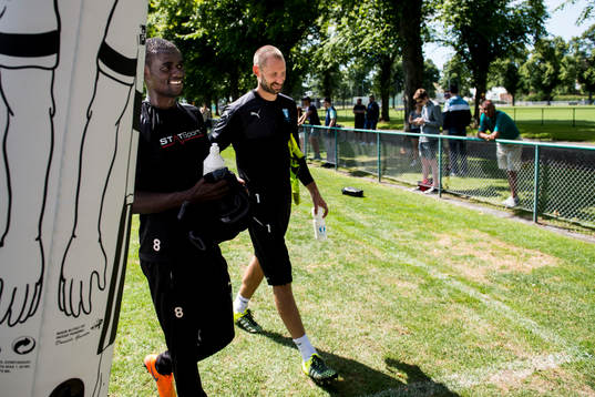 Malmö FFs Enock Kofi Adu och nyförvärv målvakt Johan