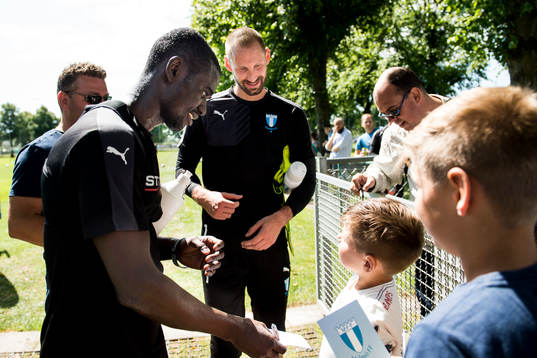 Malmö FFs Enock Kofi Adu och nyförvärv målvakt Johan