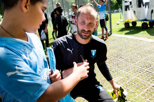 Malmö FFs nyförvärv målvakt Johan Wiland skriver