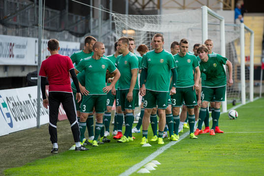 Slask Wroclaw värmer upp innan fotbollsmatchen i kvalet